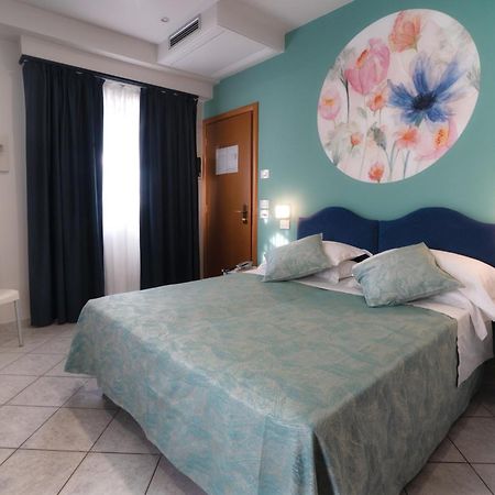 Hotel Sirio Лидо Ди Камайоре Екстериор снимка