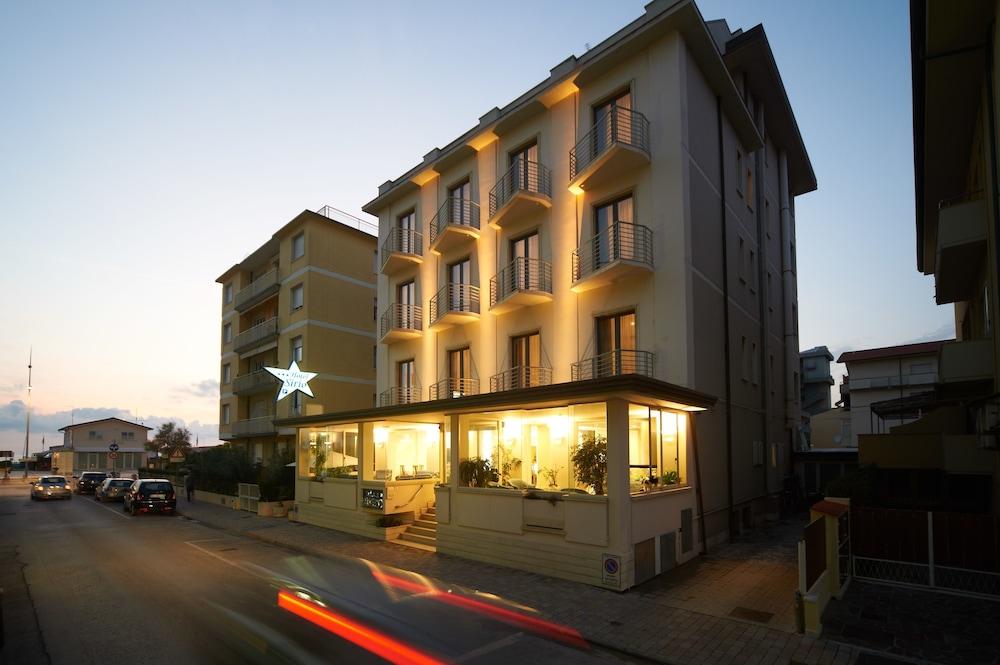 Hotel Sirio Лидо Ди Камайоре Екстериор снимка